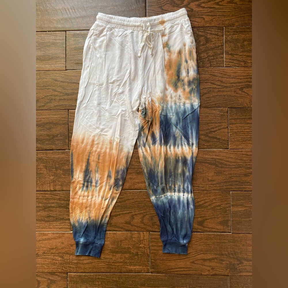 Colsie Tie-Dye Sweatpants in Blue and Orange